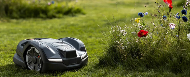 Husqvarna Automower och flera olika modeller av robotgräsklippare