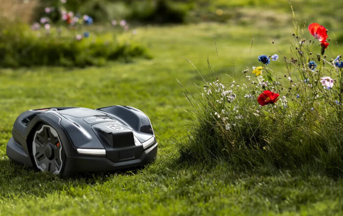 Husqvarna Automower och flera olika modeller av robotgräsklippare